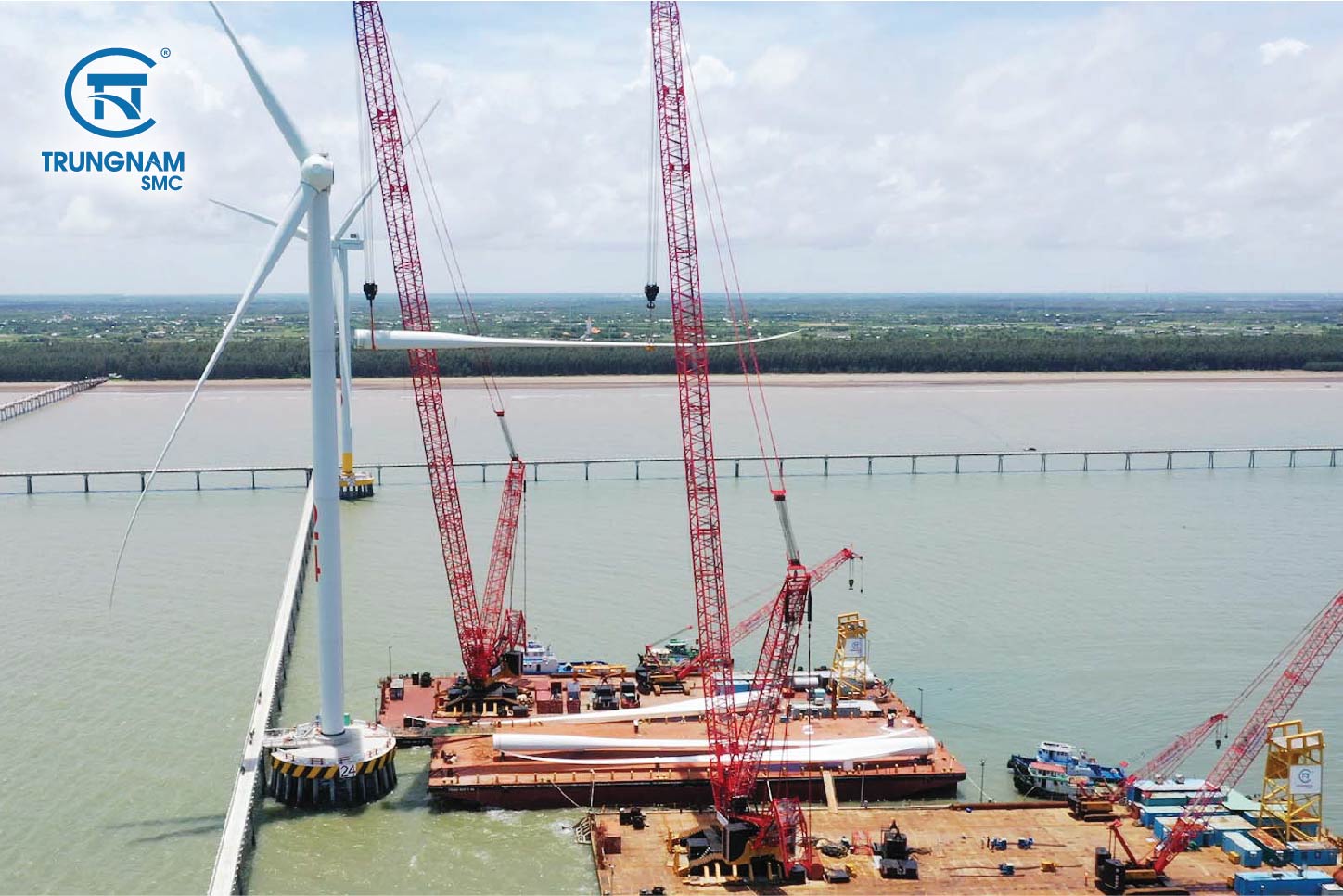 Bộ đôi sà lan 14.000 tấn tham gia thay cánh dự án điện gió Đông Hải 1 - Trà Vinh