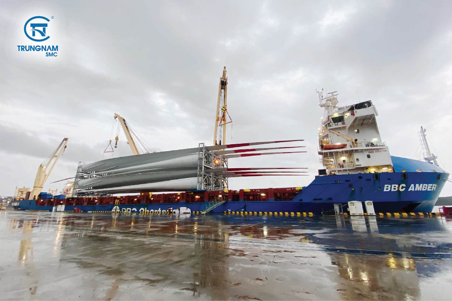 Tàu chở các cánh quạt điện gió Enercon E160 đã cập bến tại cảng Ba Son – Vũng Tàu.