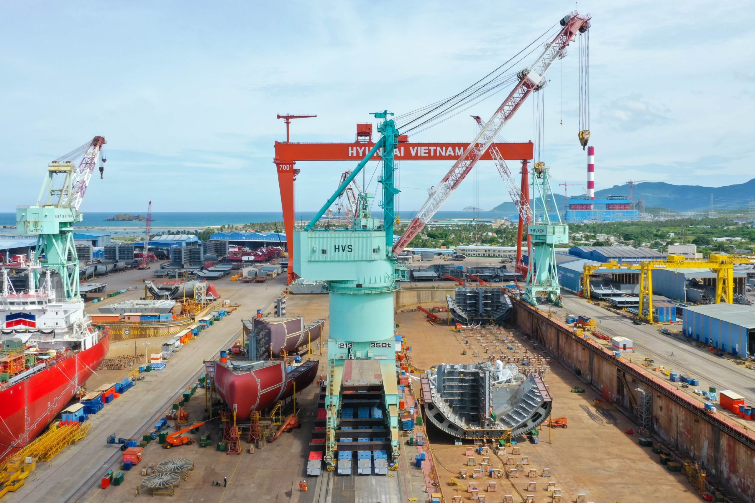 Di dời cẩu bằng SPMT tại Hyundai Vietnam Shipbuilding