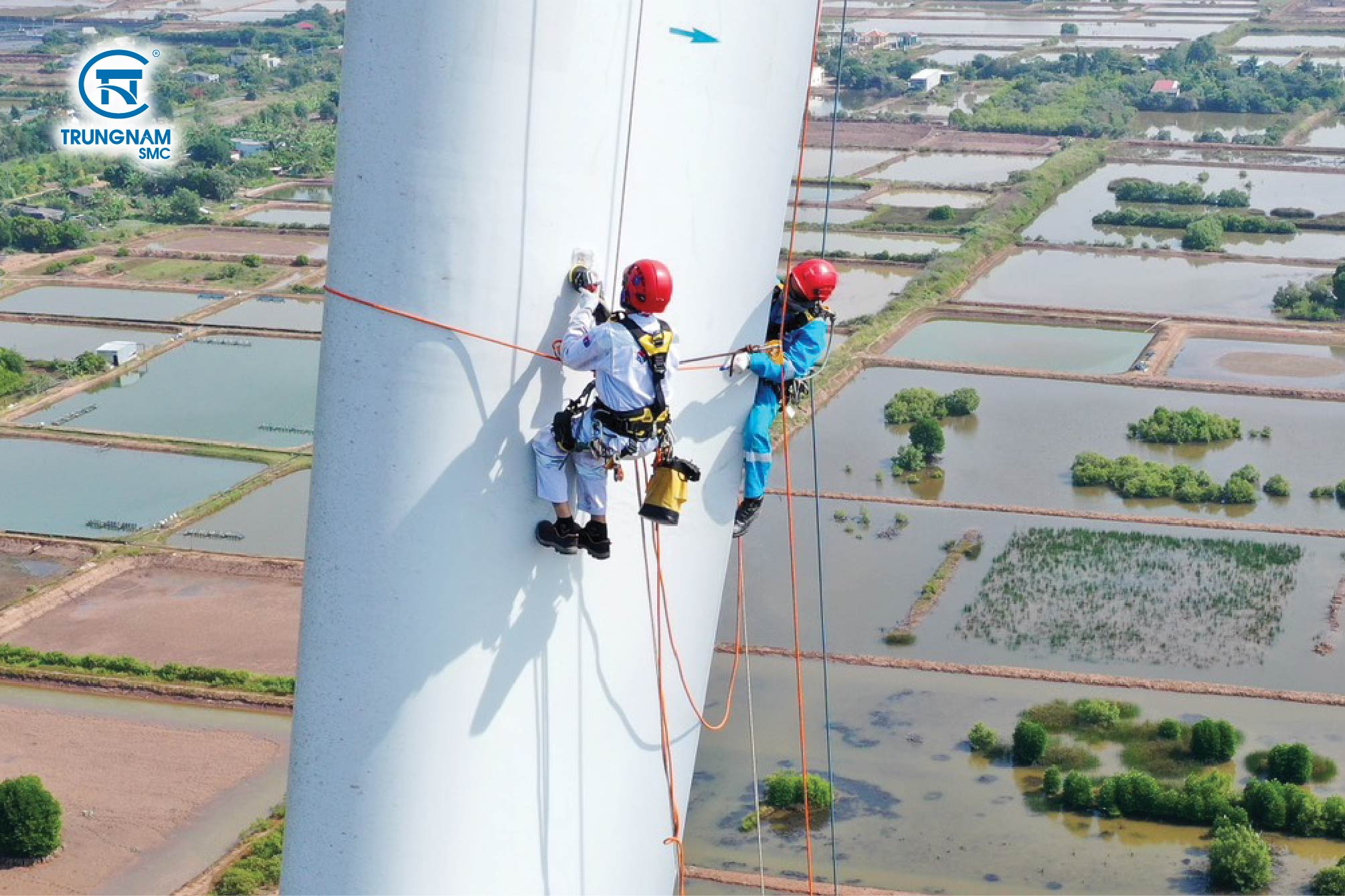 Repairing turbine blades by rope access method at Hoa Binh 5 Bac Lieu Wind Farm