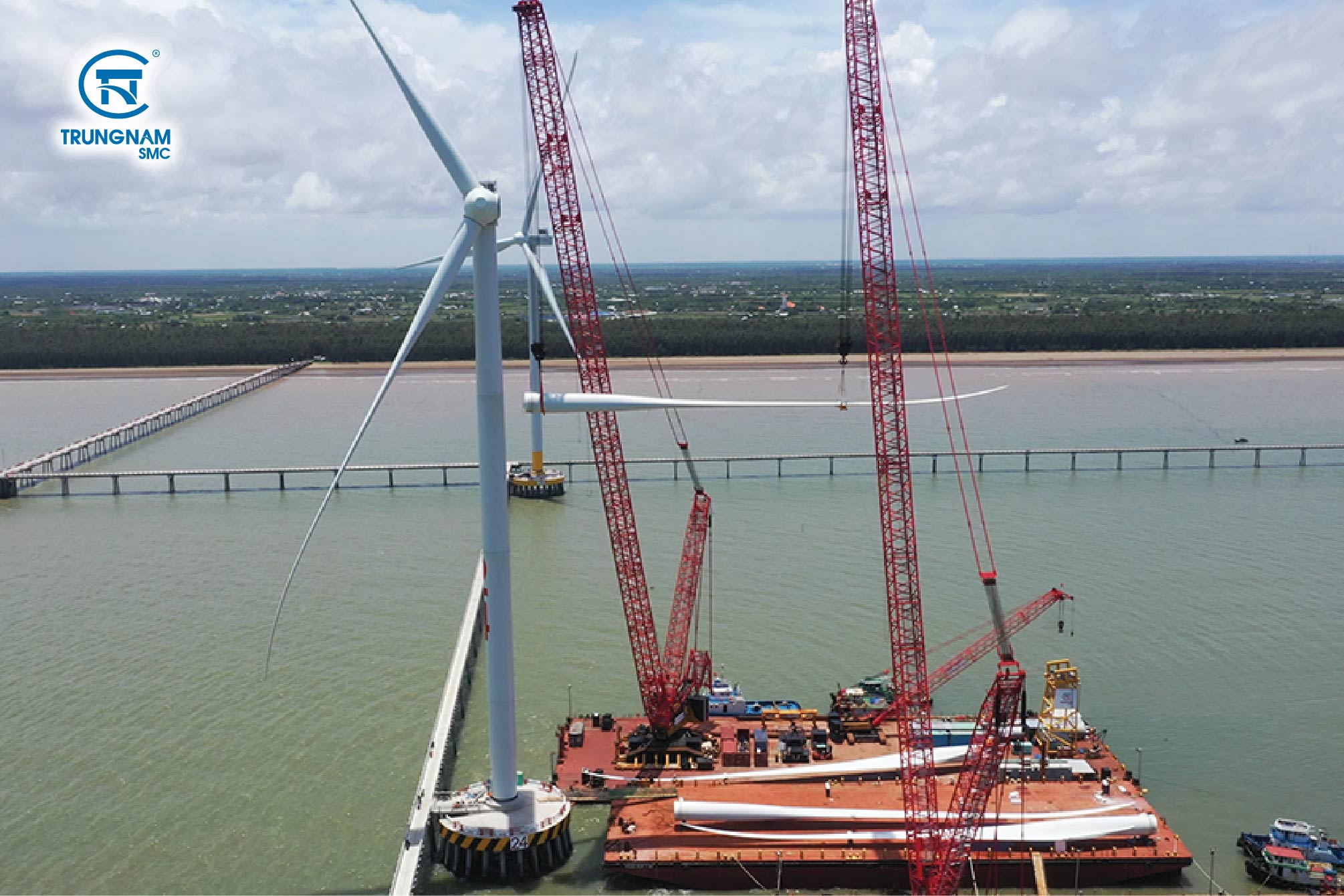 Repair and replacement of wind turbine blades at sea