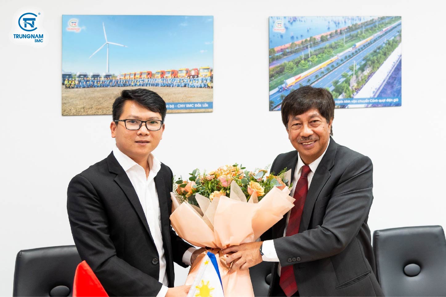 Ông Huỳnh Giáp Nhân trao tặng hoa cho Ông De Roma - Phó Chủ tịch của Royal Cargo.